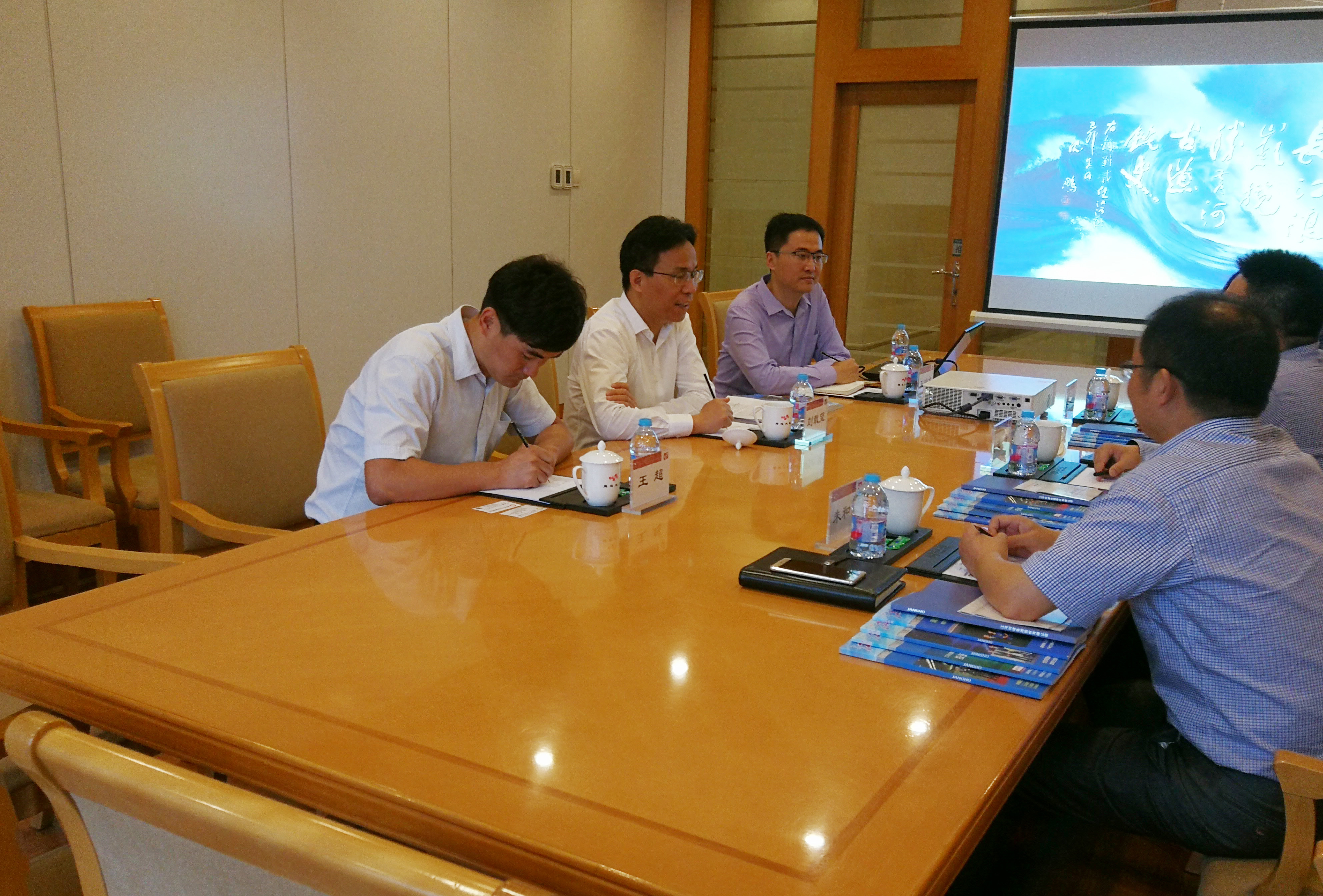 成都市青白江區(qū)池勇區(qū)長一行在京與劉載望董事長進行座談